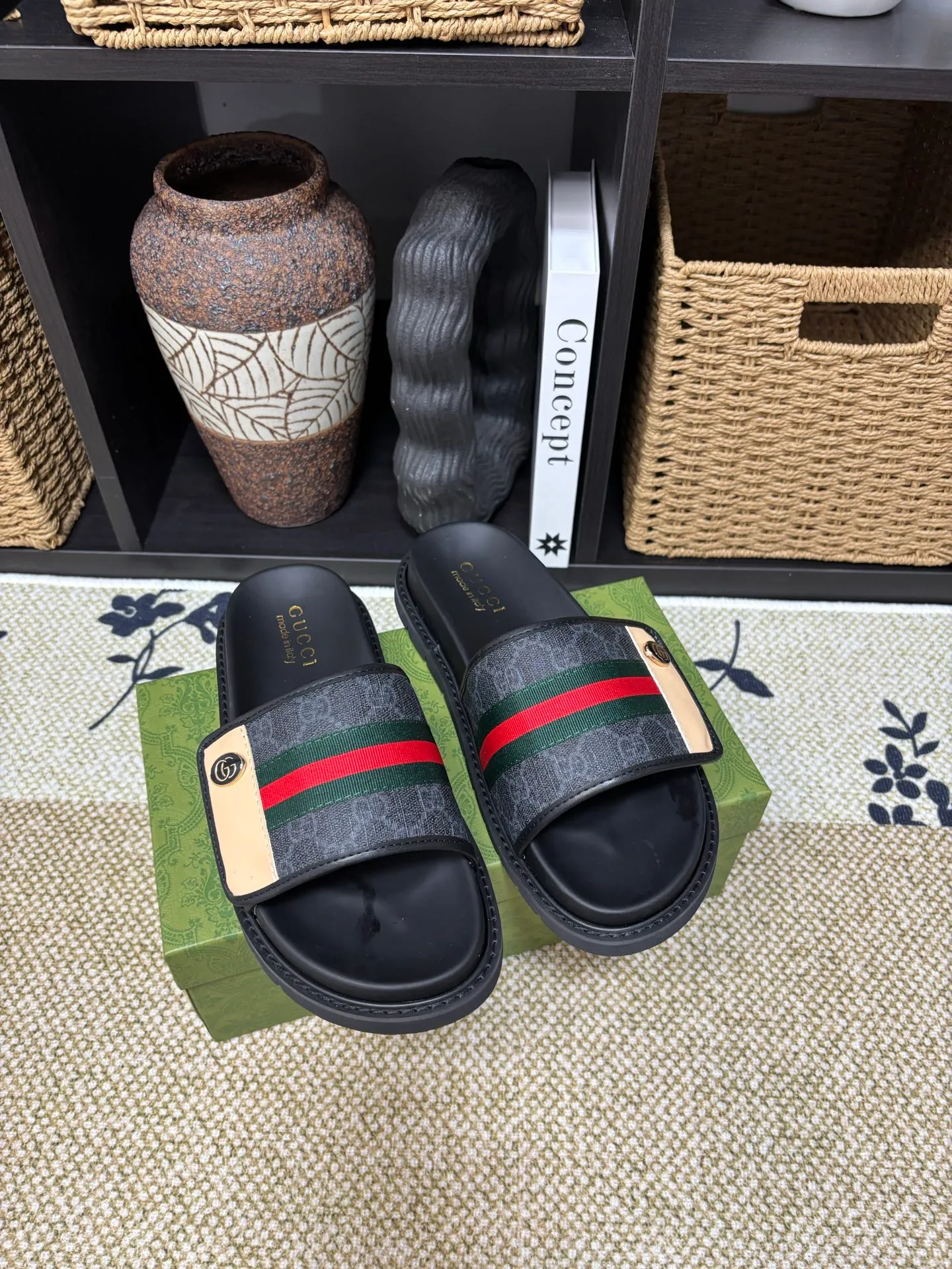Factory 💰 300 yuan Gucci slippers] high-end men's shoes brand official website 1:1 latest masterpiece: original mold customization, the fabric is made of imported original materials, upgraded outsole, lighter and non-slip. The market's top quality, simple yet tasteful, a must-have for fashionistas, fashionable at your feet, full of confidence, the same style at the counter 👍The season of summer slippers is here. Code: 38-45 (45 customized)